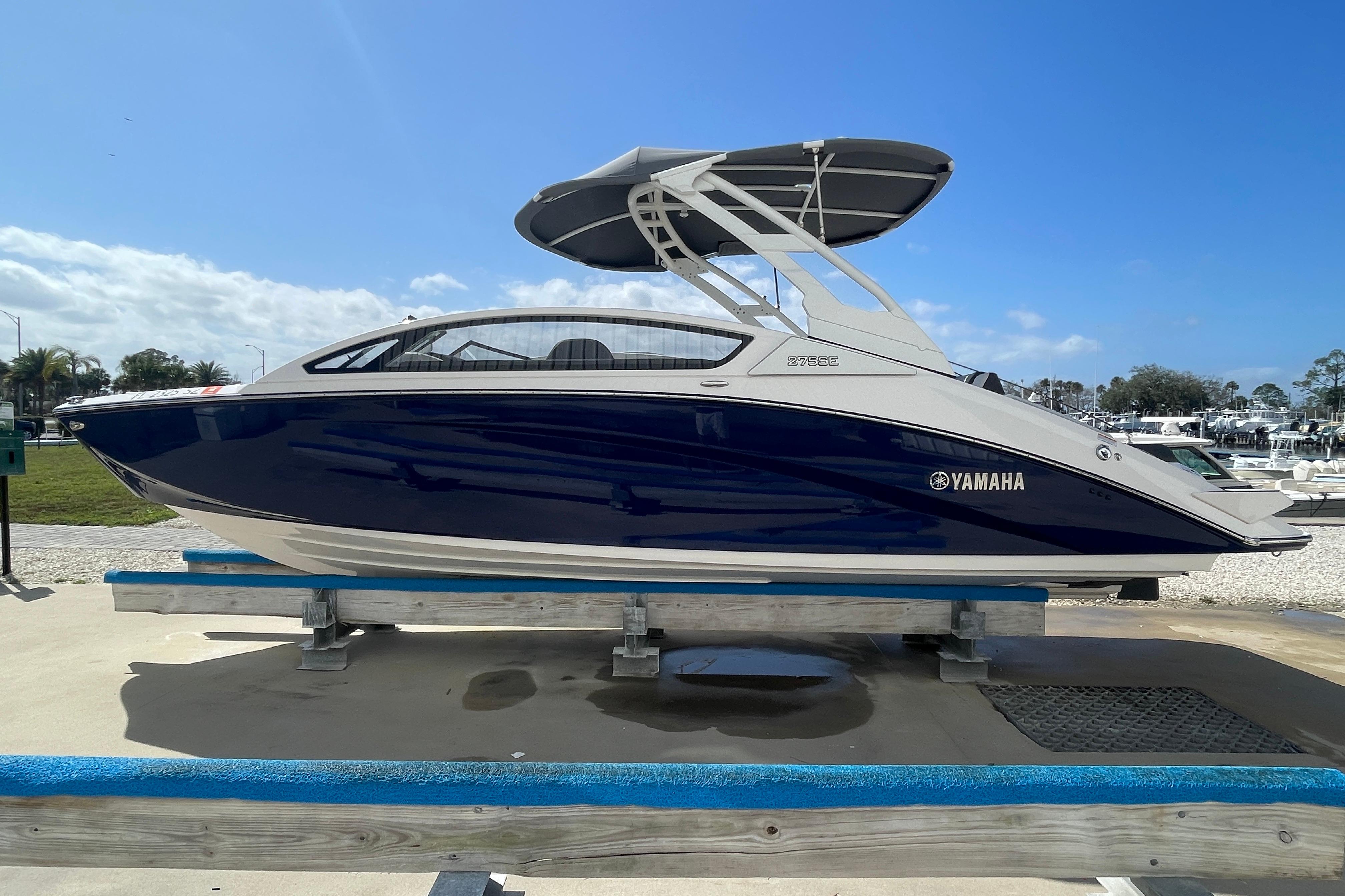 2021 Yamaha Boats 275SE on display, featuring sleek design and modern canopy.
