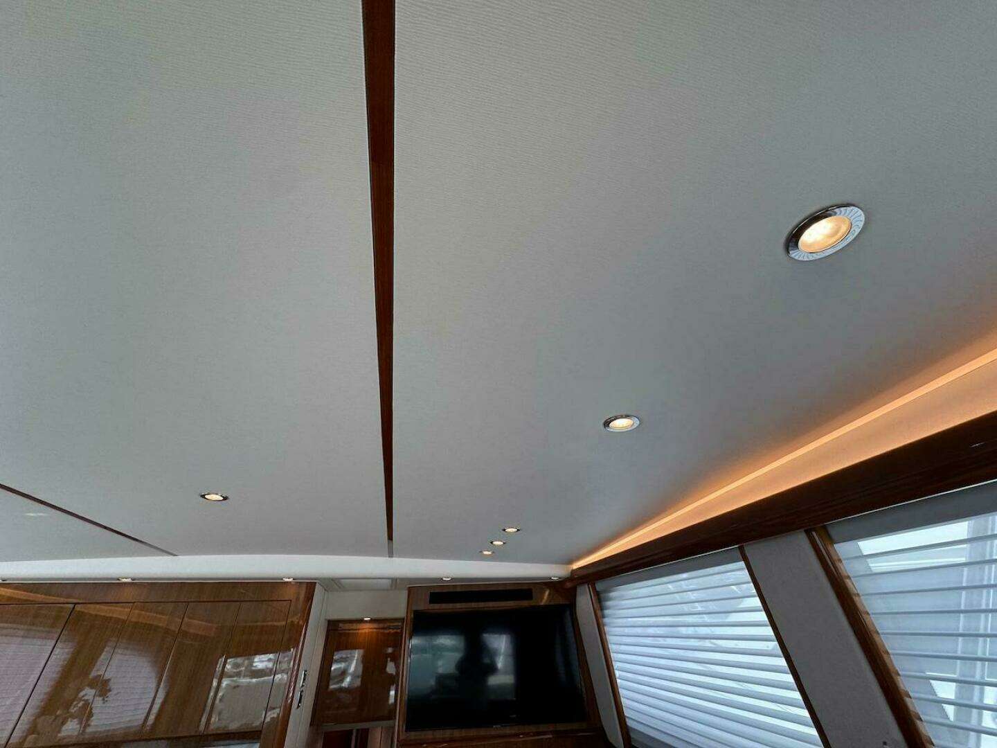 2007 Viking 52 Convertible - Image 13