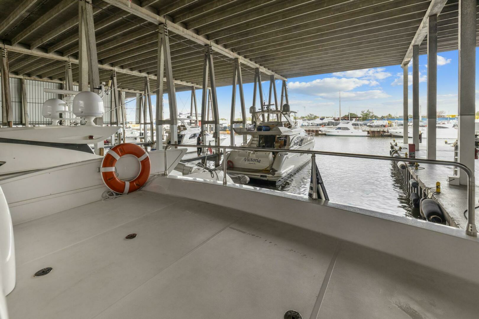 2005 Azimut 55 flybridge - Image 14