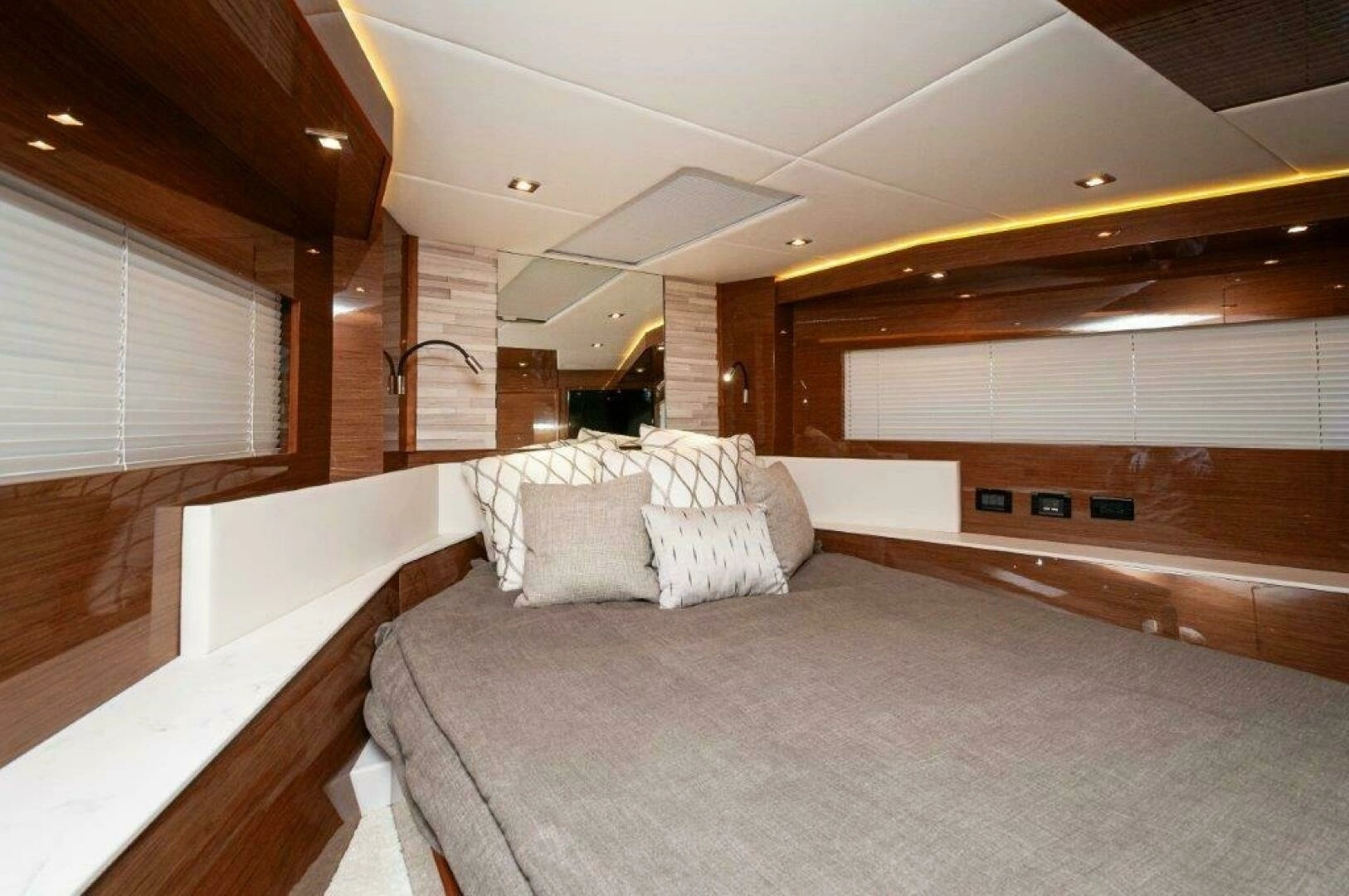 2020 Cruisers Yachts 60 Cantius - Image 28
