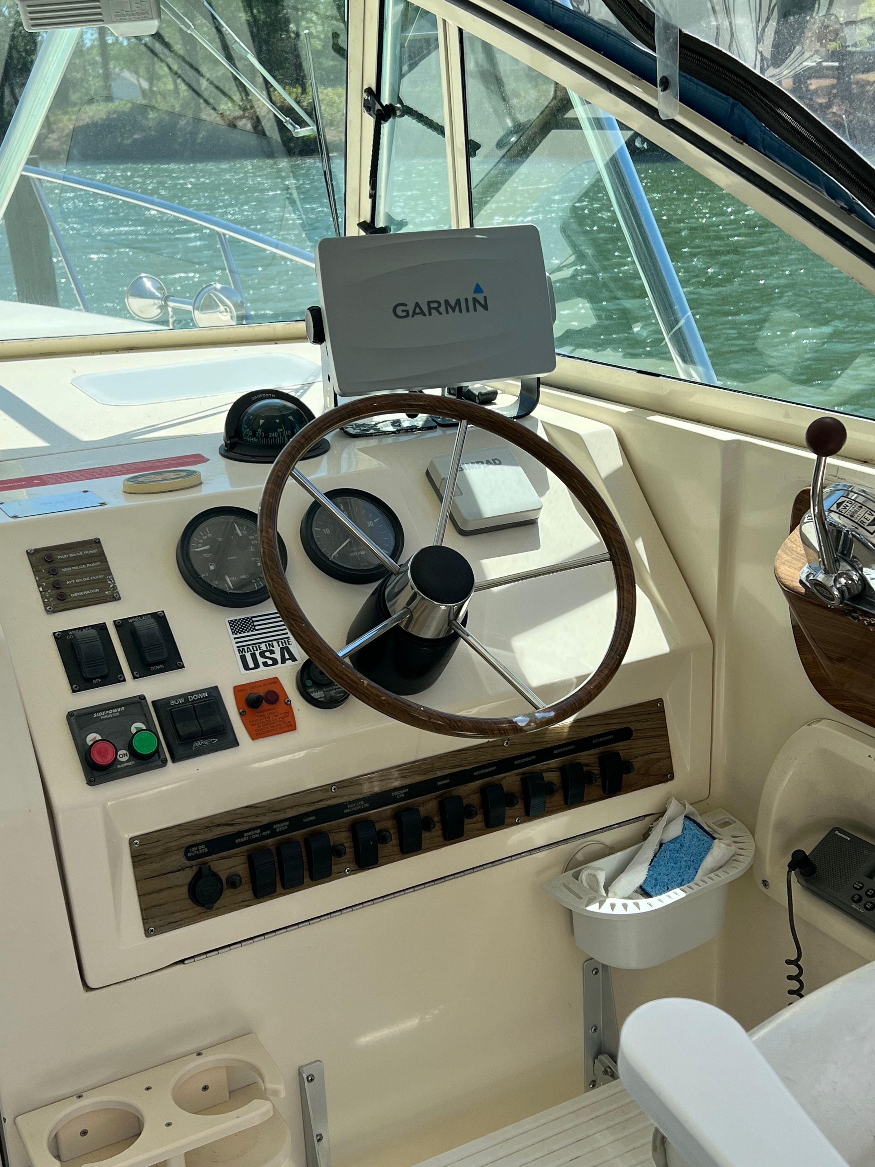 2003 Mainship Pilot 30-II helm with Garmin navigation system.