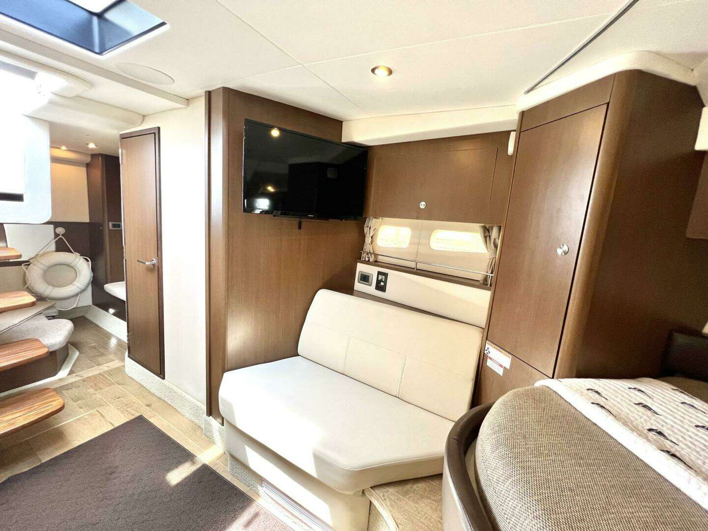 2019 Sea Ray Sundancer 350 Coupe - Image 31