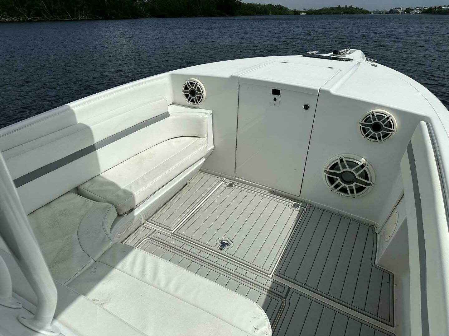 2003 Intrepid 32 - Image 21
