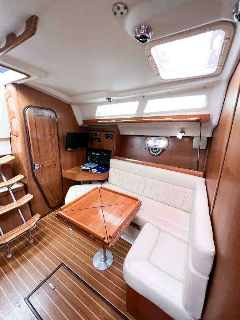 2007 Catalina 350 MK II - Image 12