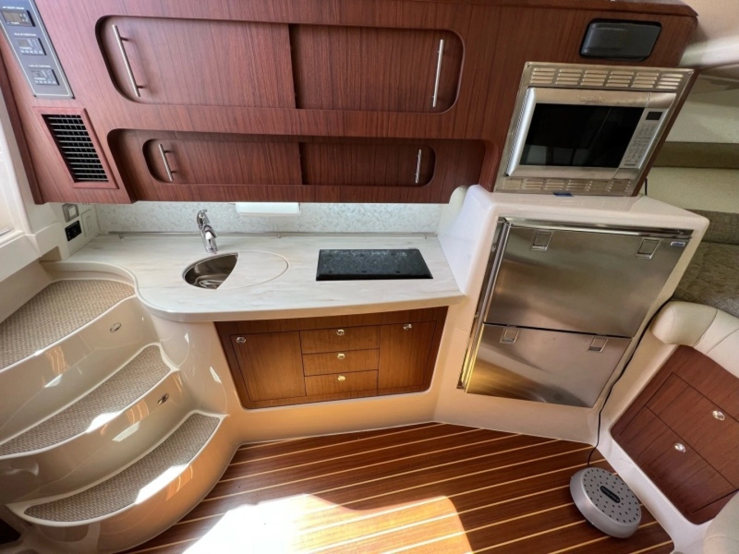 2019 Grady-White 37 Express - Image 5