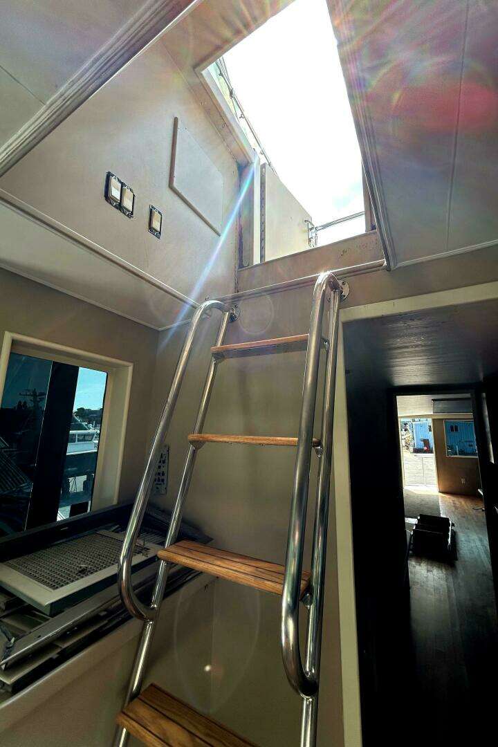1991 Hatteras Cockpit Motor Yacht - Image 11