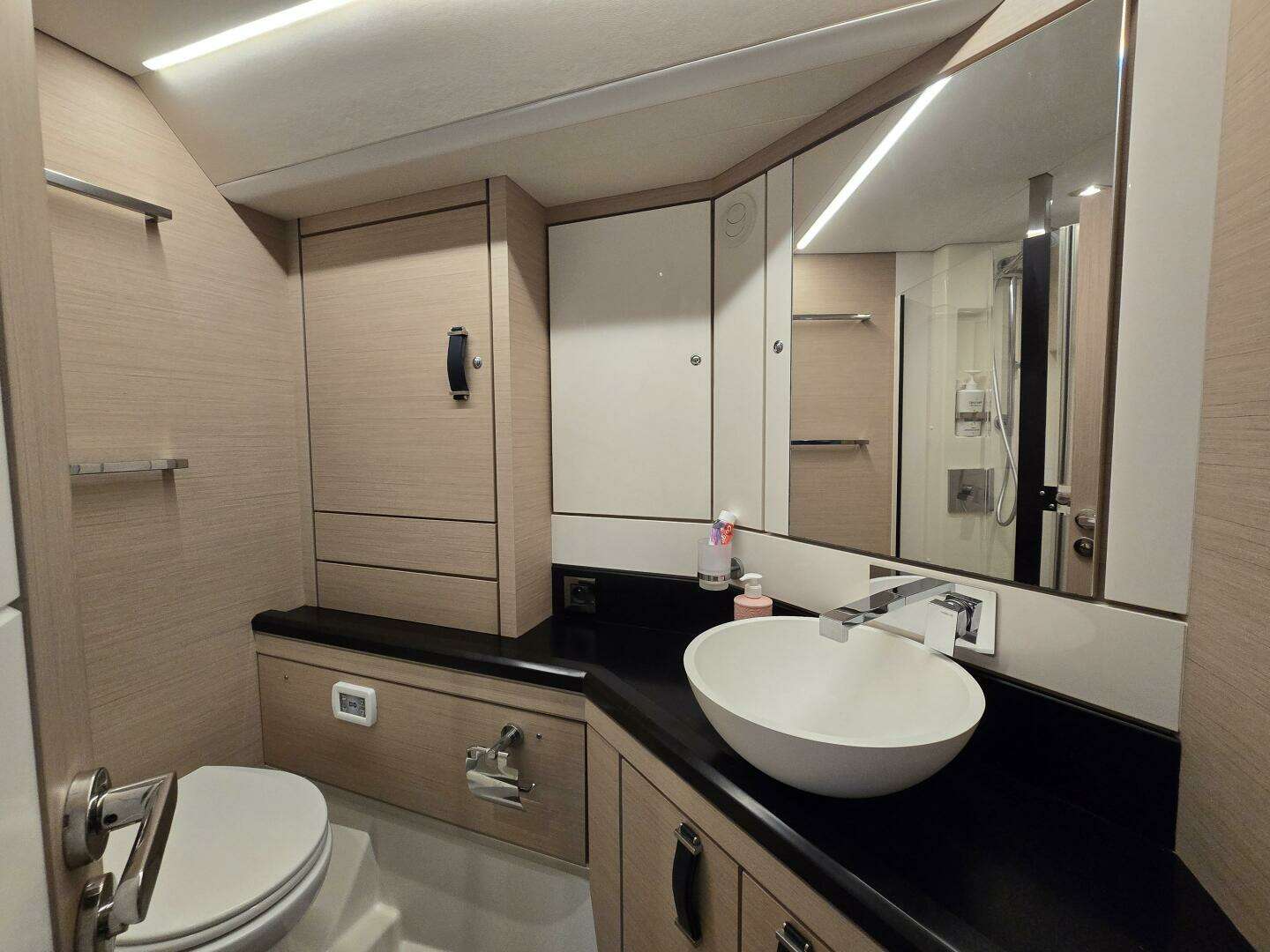 2023 Jeanneau 65 - Image 22
