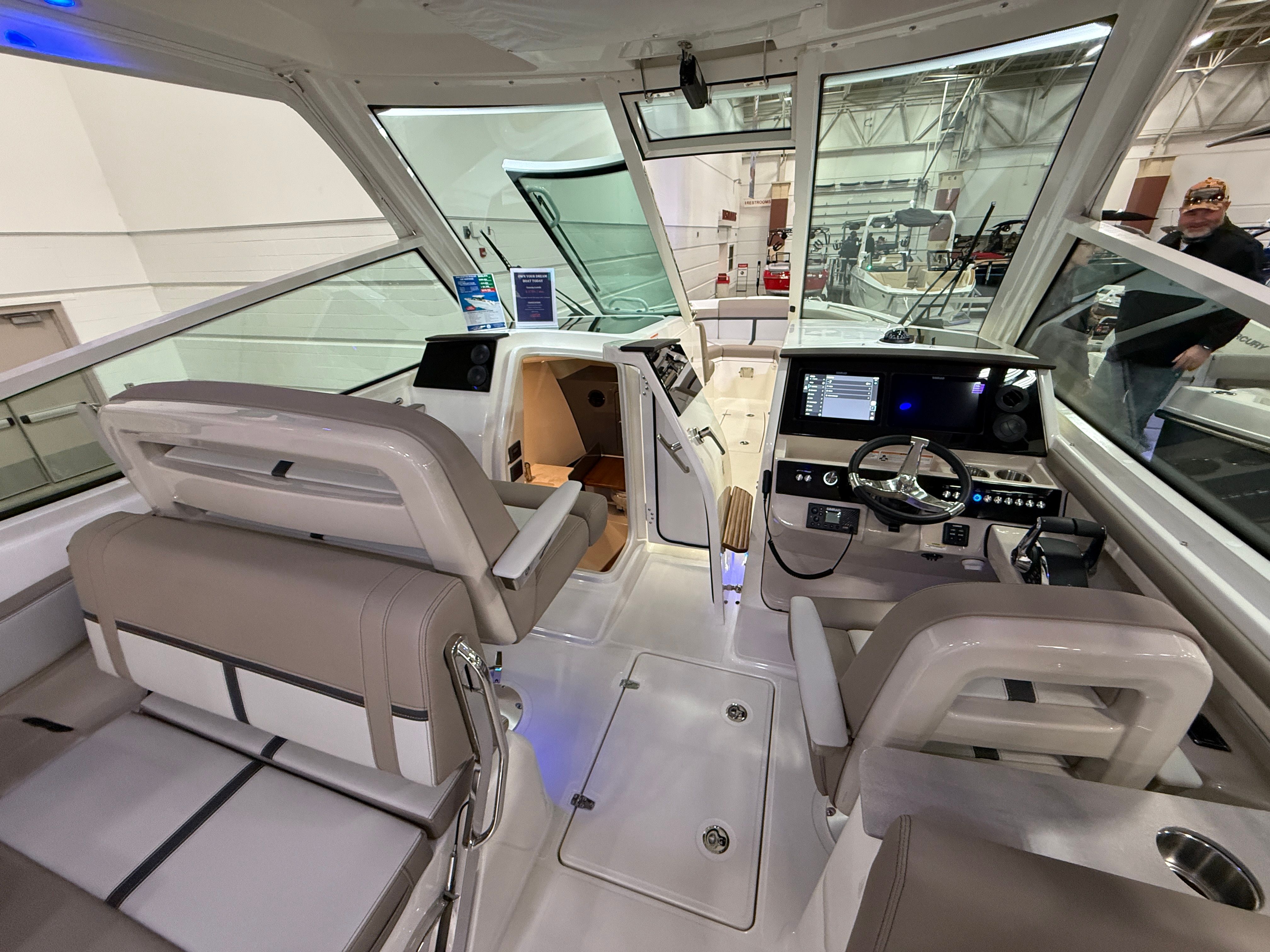 2026 Boston Whaler 330 Vantage - 51