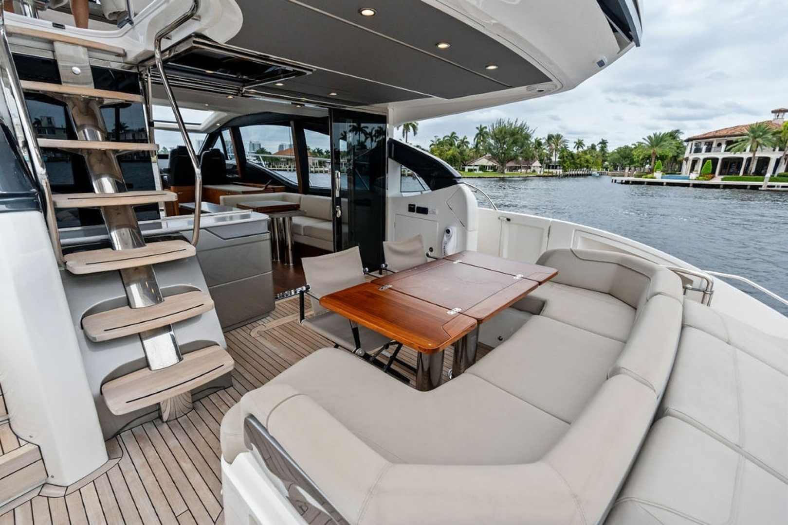 2020 Princess S62 Sportbridge - Image 13