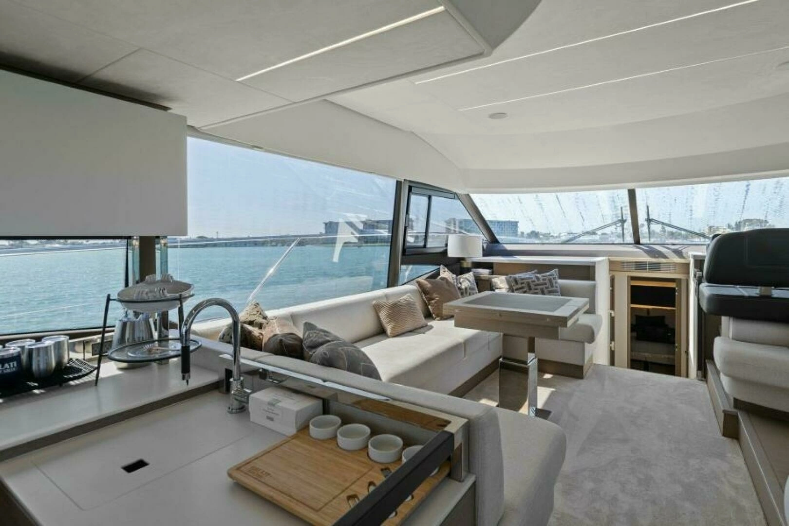 2022 Prestige 590 Flybridge - Image 2