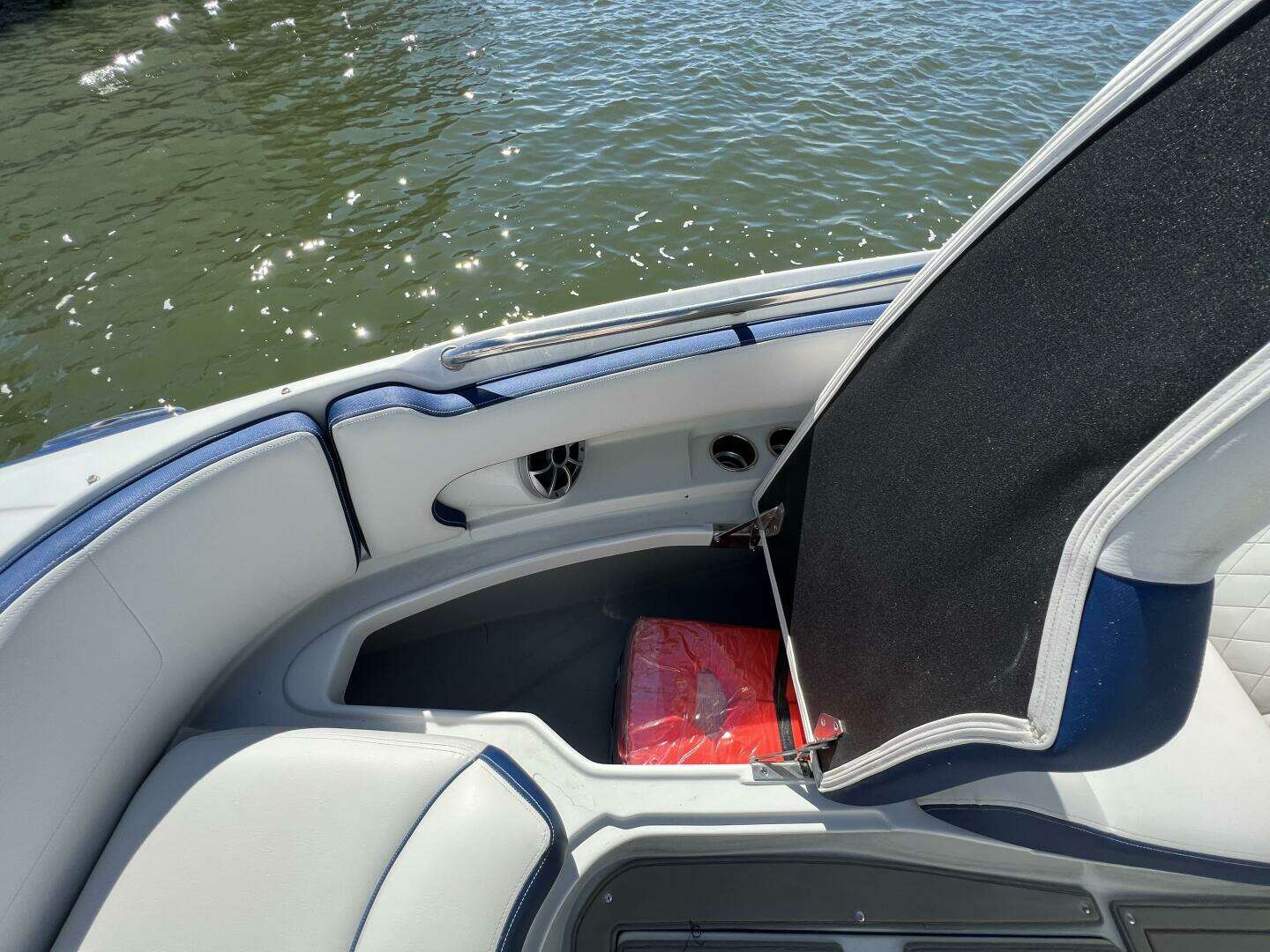 2022 Crownline E305 XS - Image 10