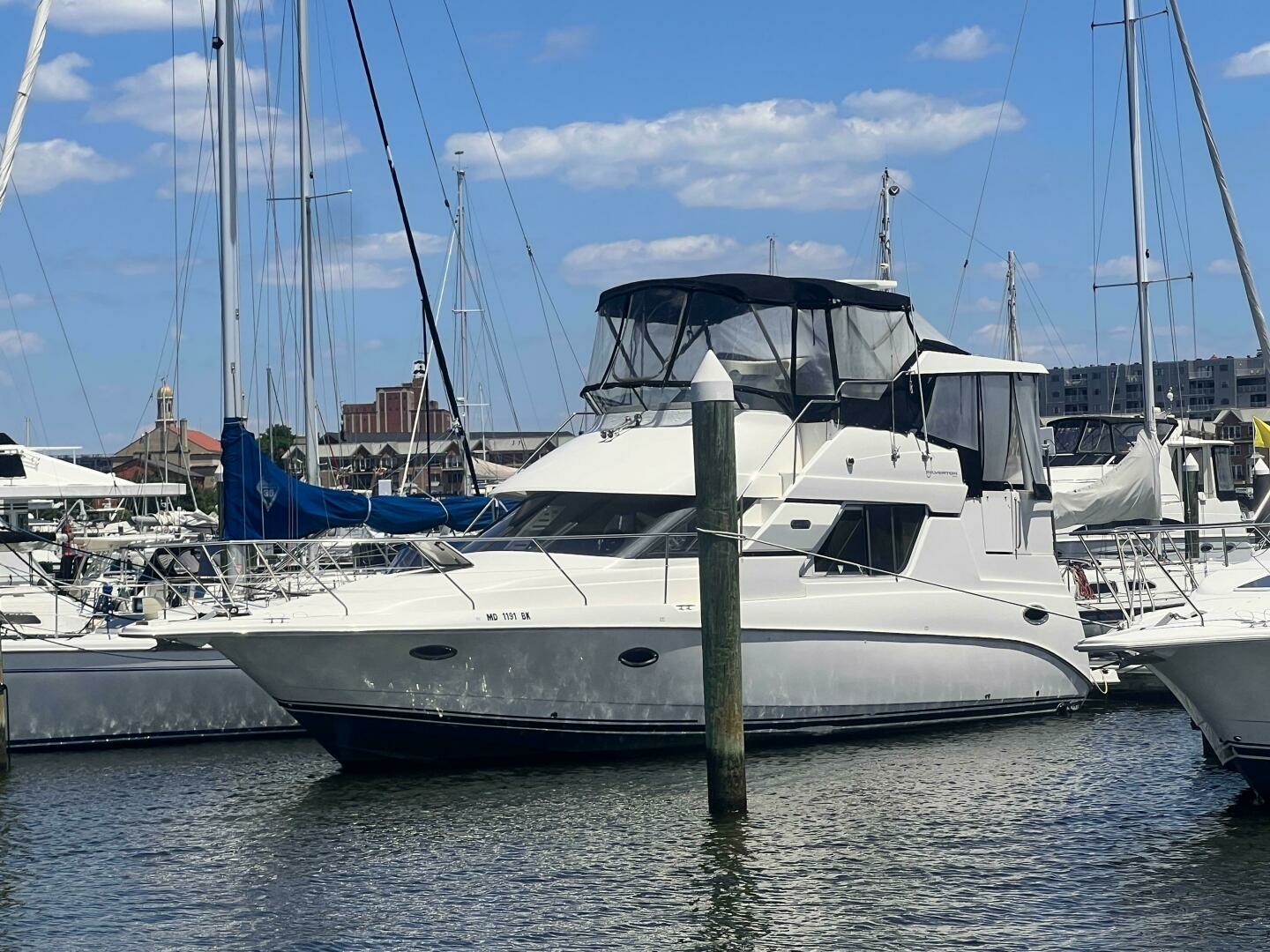 2001 Silverton 352 Motor Yacht - Image 8