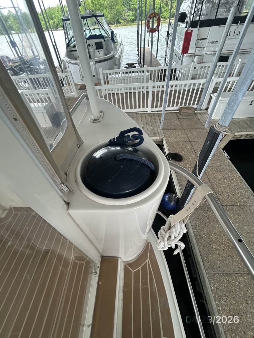 2000 Cruisers Yachts 4450 - Image 15