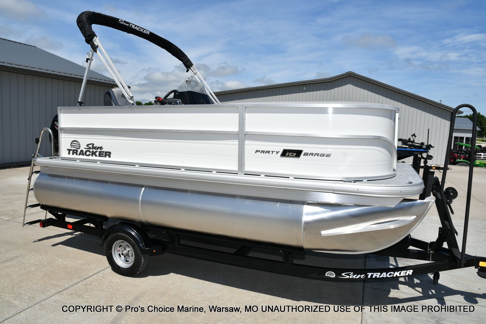 2026 Sun Tracker Party Barge 16