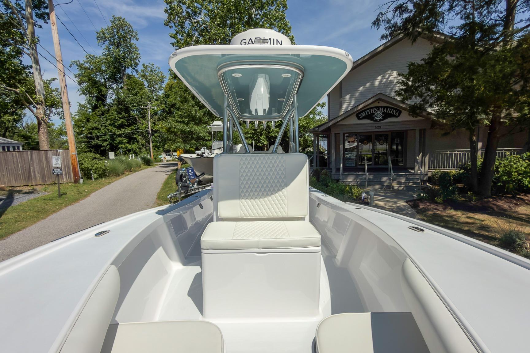2025 Weaver 25 boat at Smith's Marina, featuring sleek seating and Garmin equipment.