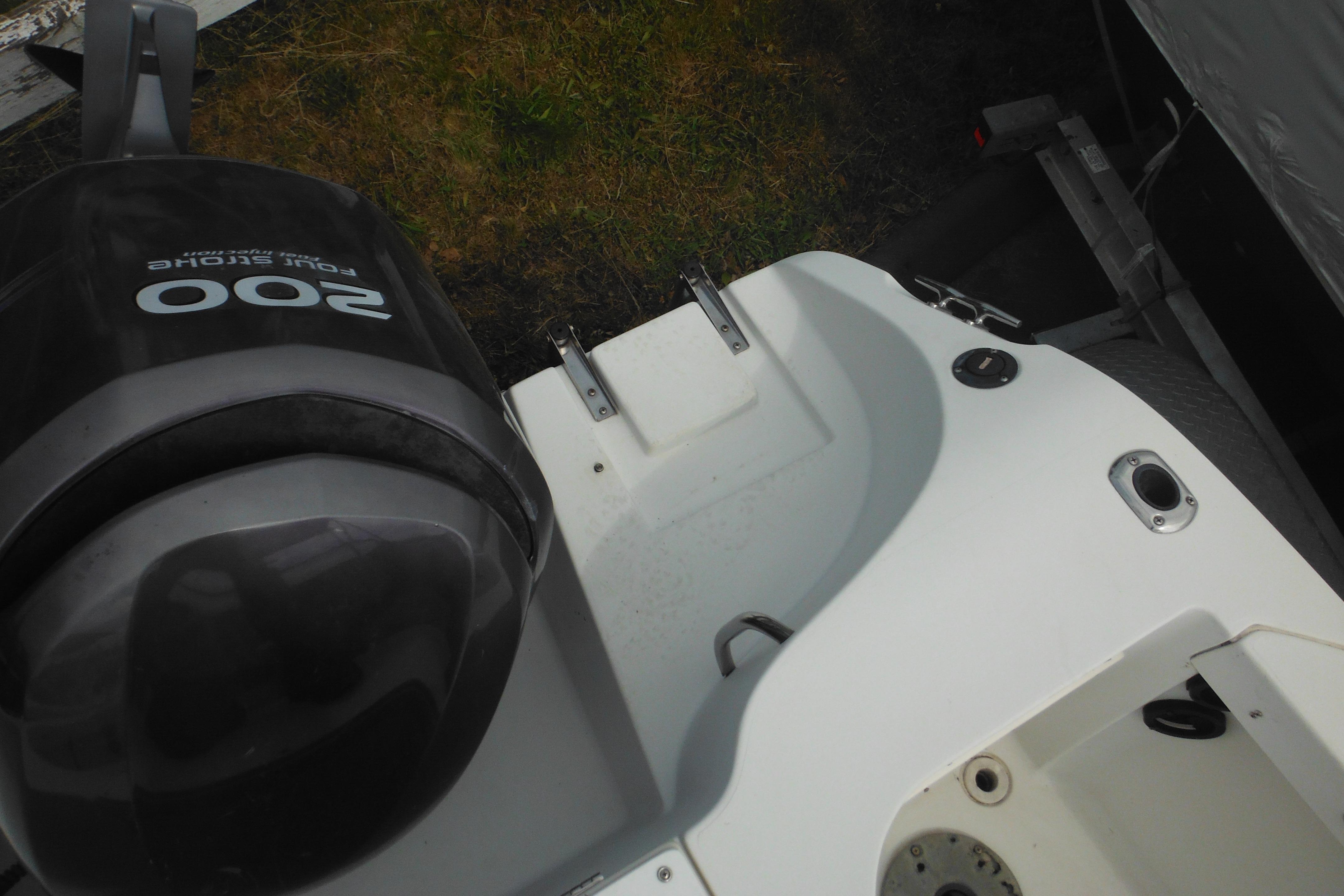 2005 Seaswirl Striper 2101 Walkaround O/B with 200 horsepower outboard motor.