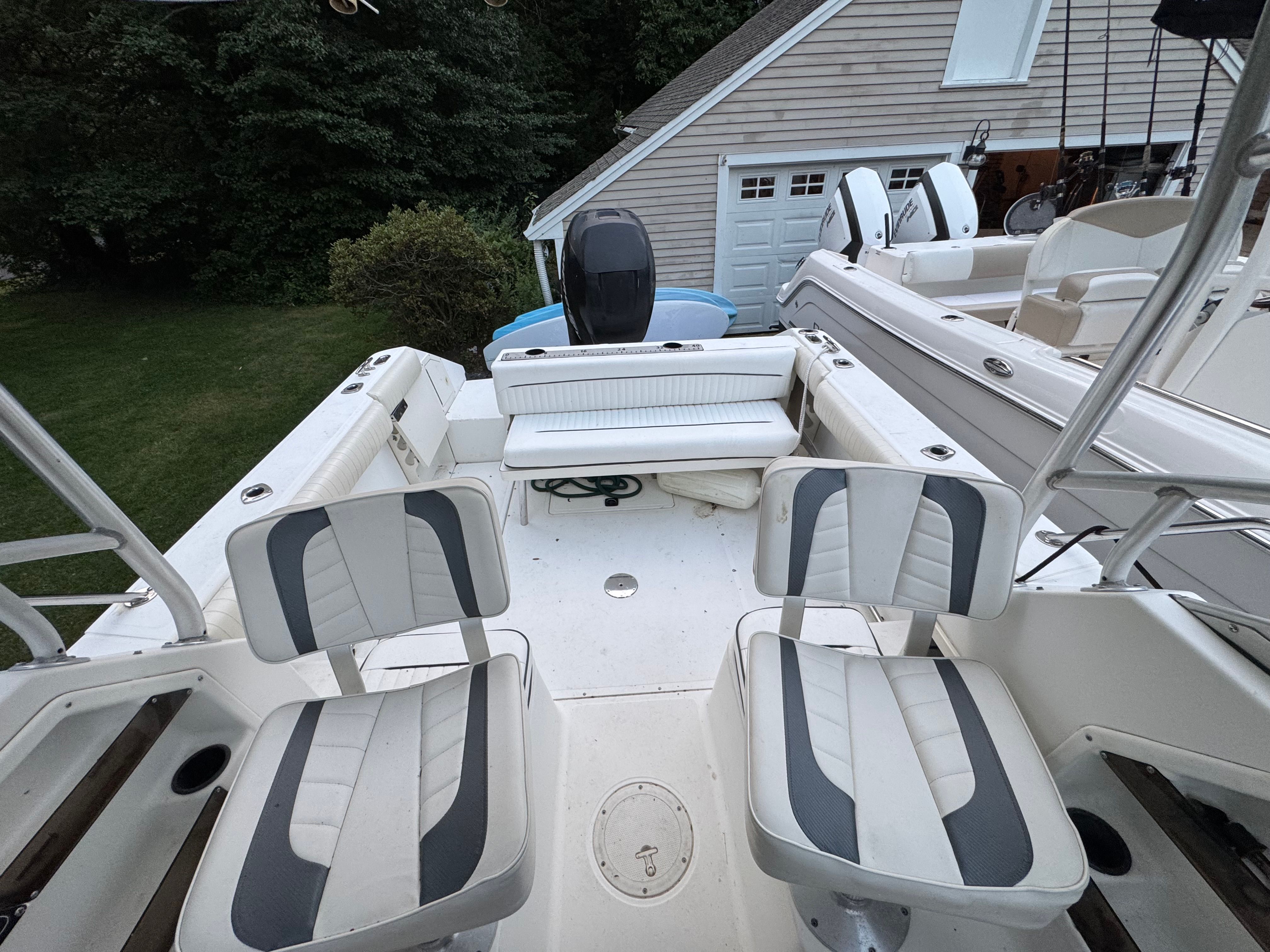 Boston Whaler Conquest 2000 with two seats and motor.
