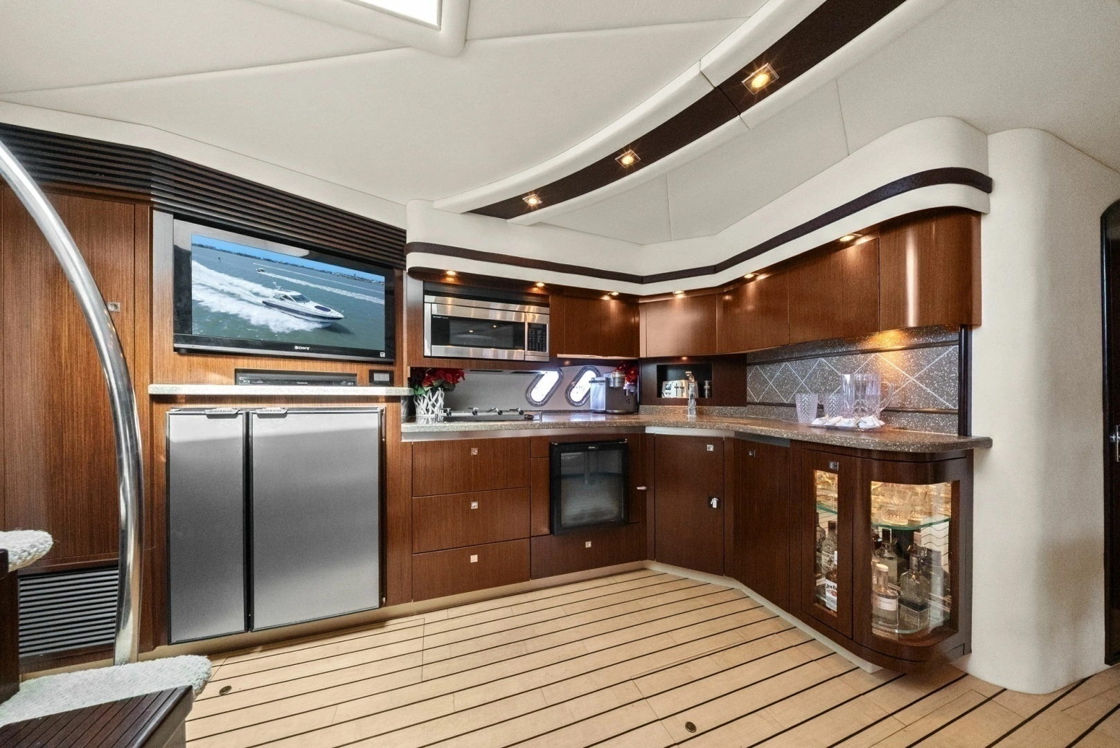 2012 Cruisers Yachts 540 Coupe - Image 6
