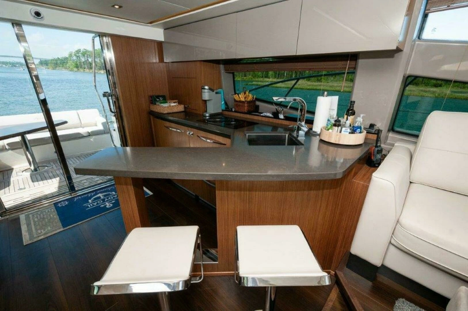 2018 Sea Ray L550 Flybridge - Image 12