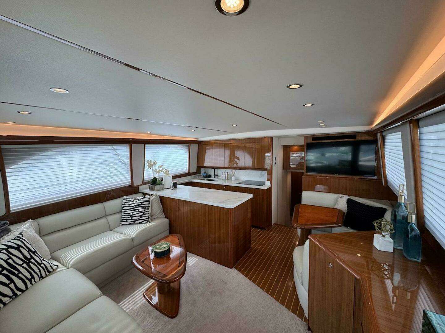 2007 Viking 52 Convertible - Image 6
