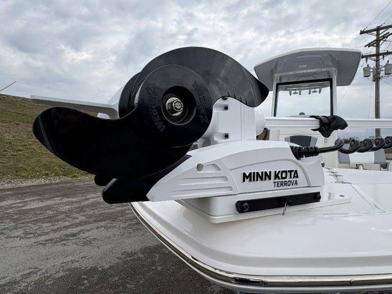 2026 Robalo 246 Cayman - 27