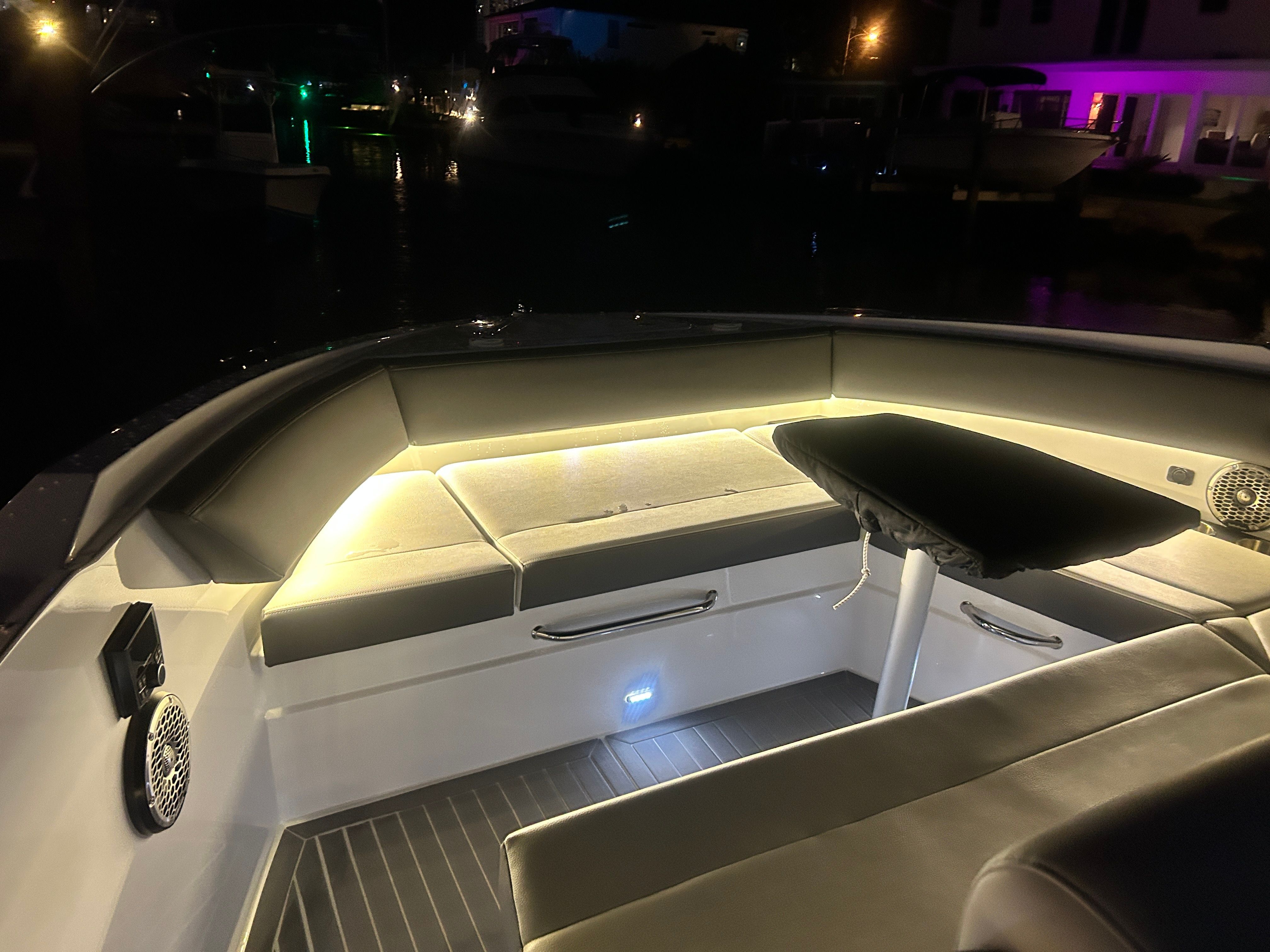 2023 Cruisers Yachts 38 GLS OB - 5