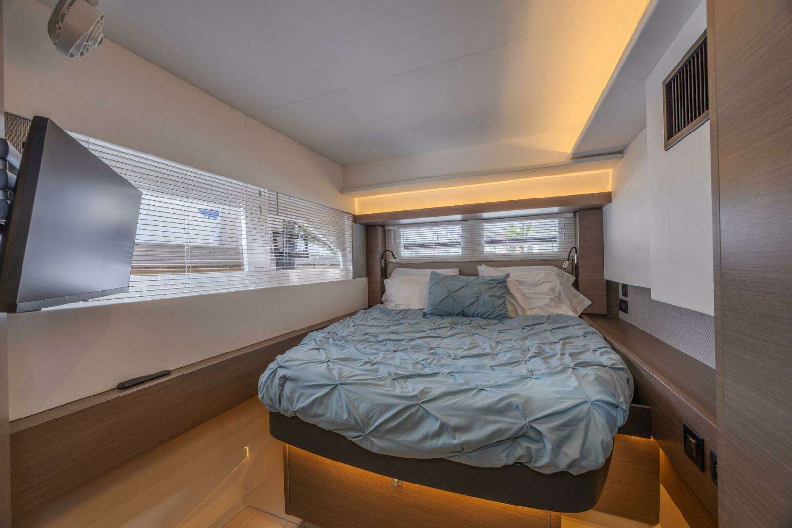 2024 Leopard 53 Powercat - Image 23