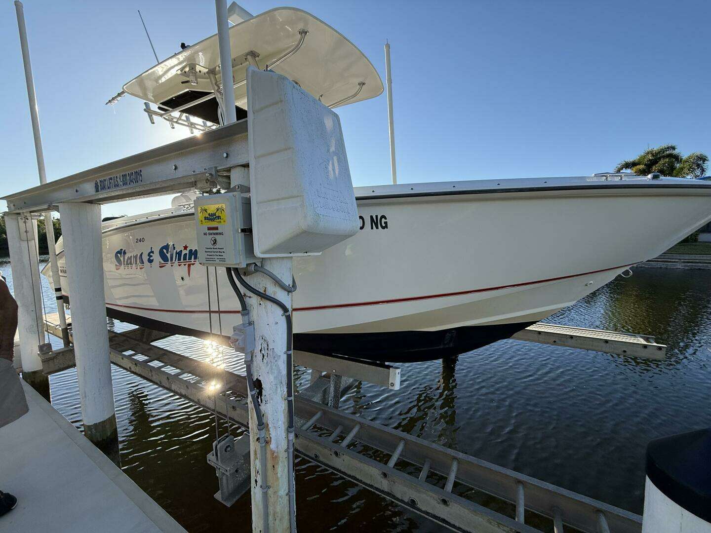 2006 Boston Whaler 240 Outrage - Image 3