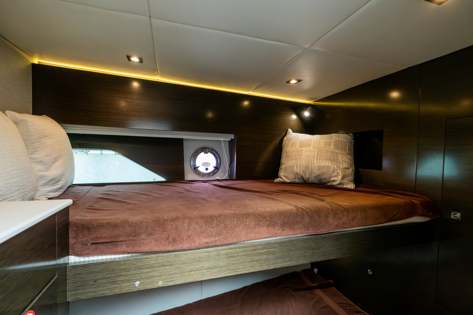 2018 Cruisers Yachts 50 CANTIUS - Image 51