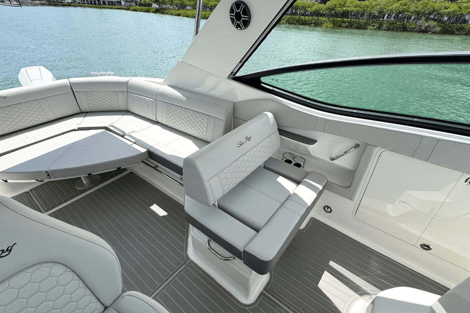 2026 Sea Ray Sundancer 320 Outboard - 10