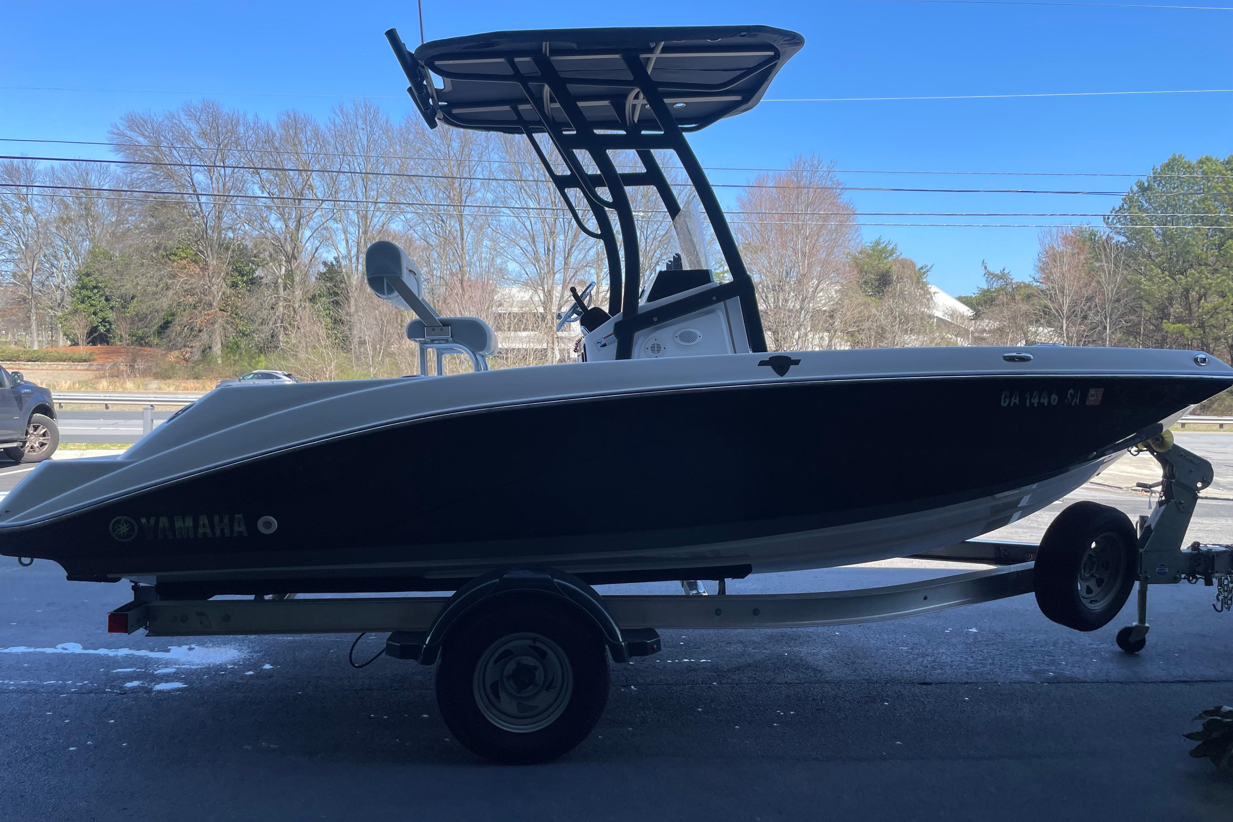 2021 Yamaha Boats 195 FSH Sport on trailer, parked outdoors.