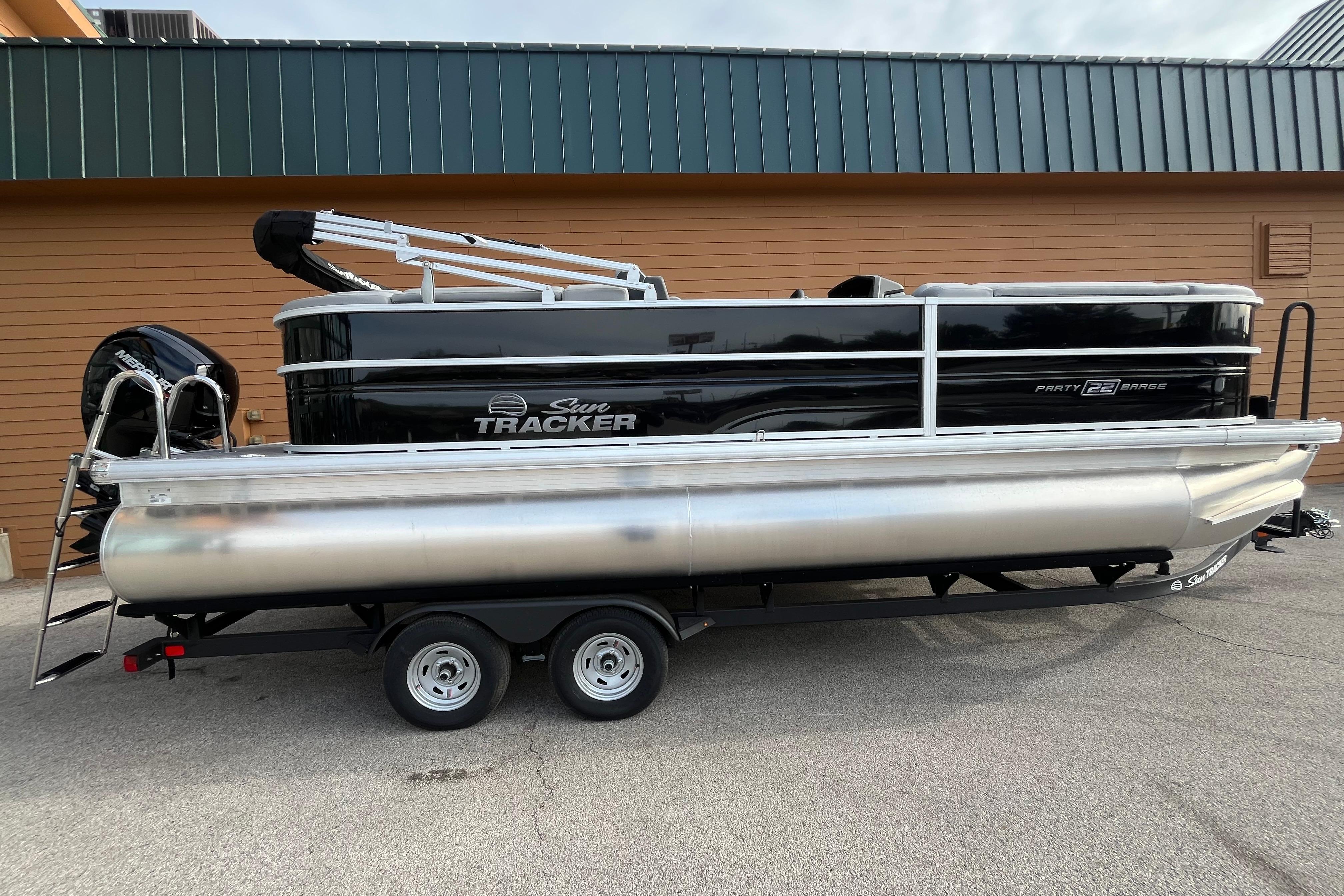 2026 Sun Tracker Party Barge 22 DLX