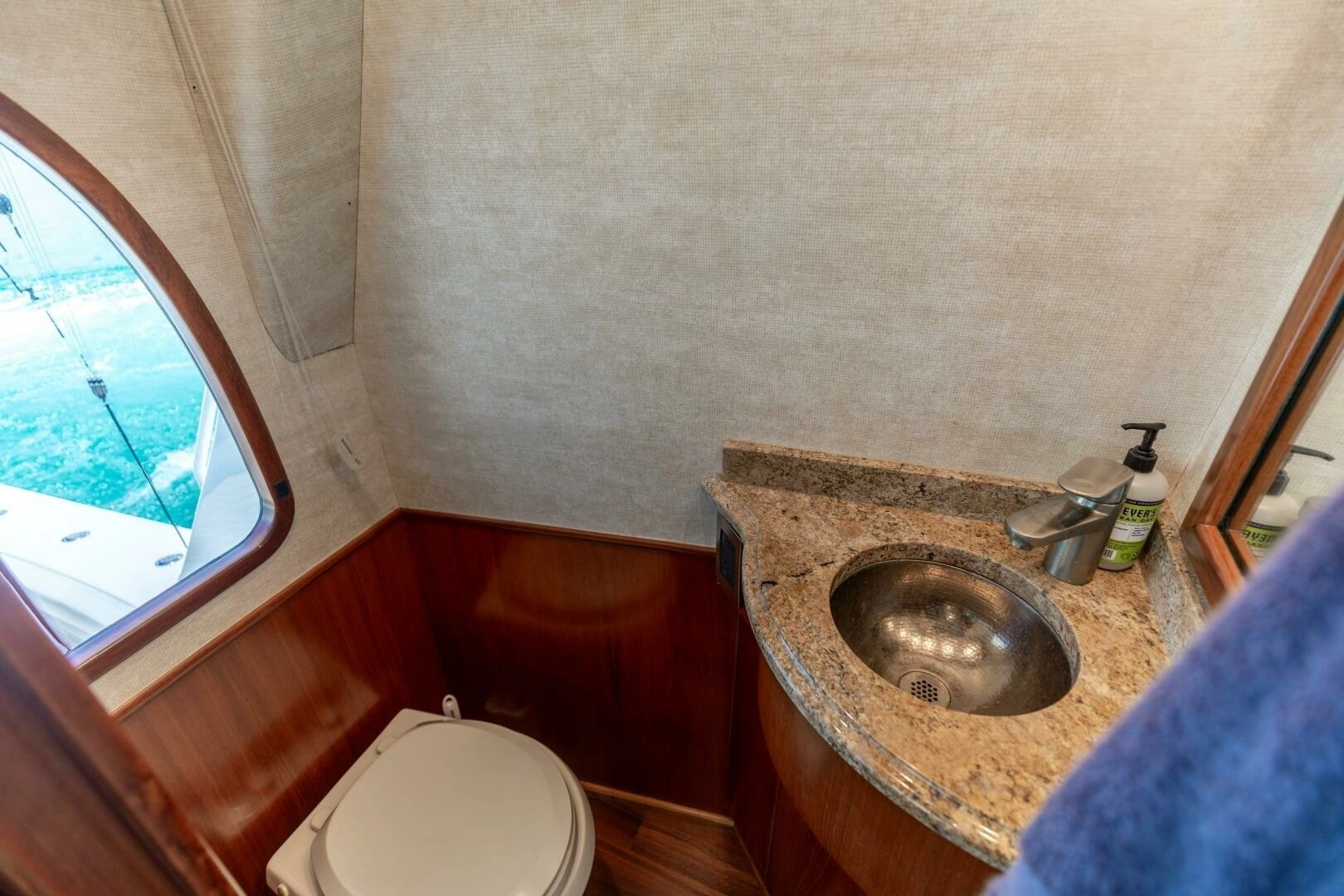 2015 Viking 70 Convertible - Image 28