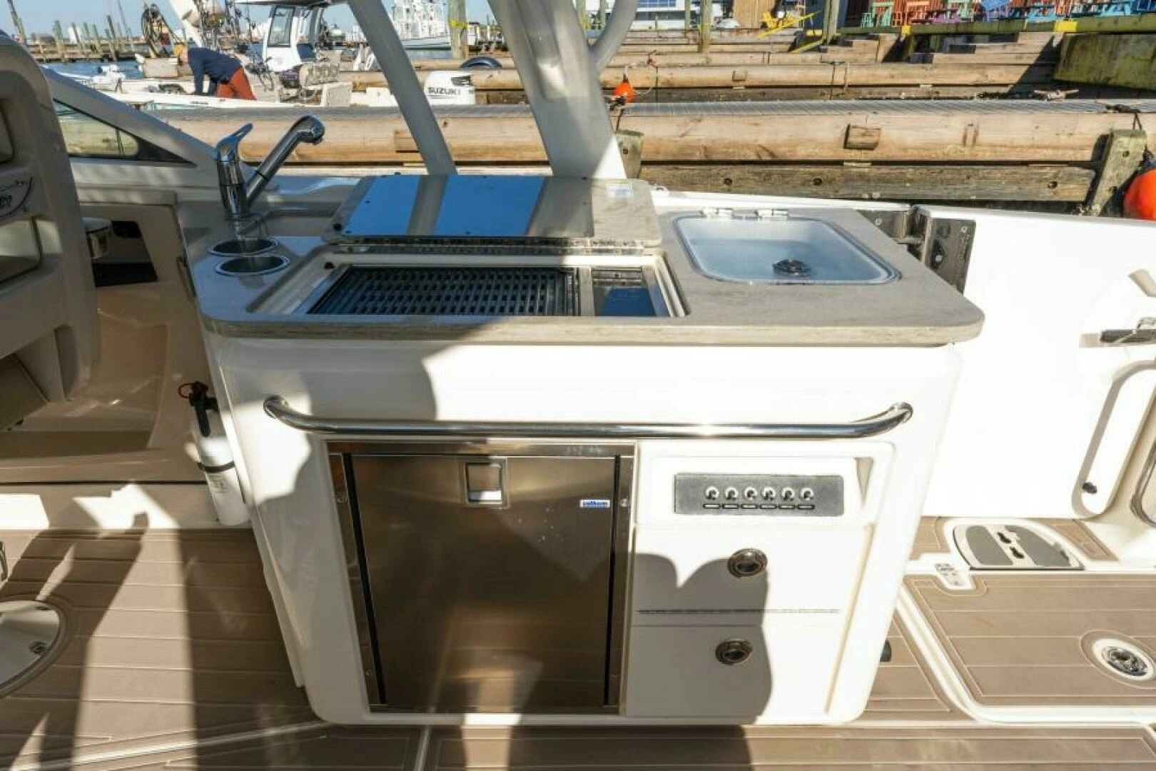 2017 Boston Whaler 320 Vantage - Image 15