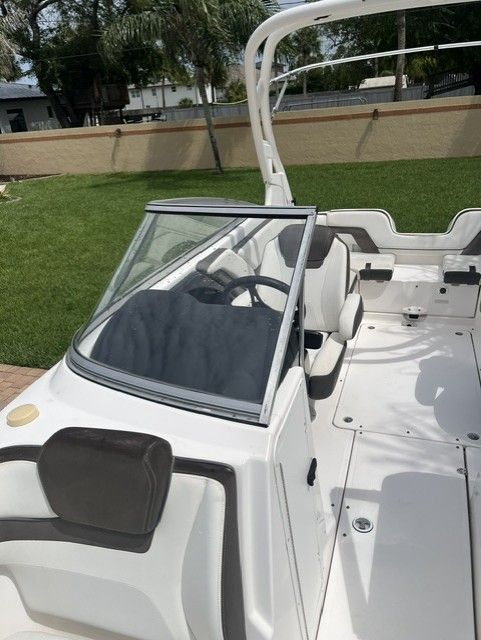 Yamaha Boats 242 Limited S 2015, interior view, white seating, sleek design.