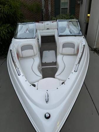 2006 Stingray 195LR 20' bowrider with white interior and dual windshields.