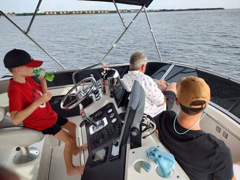 1995 Carver 430 Cockpit Motor Yacht - 4