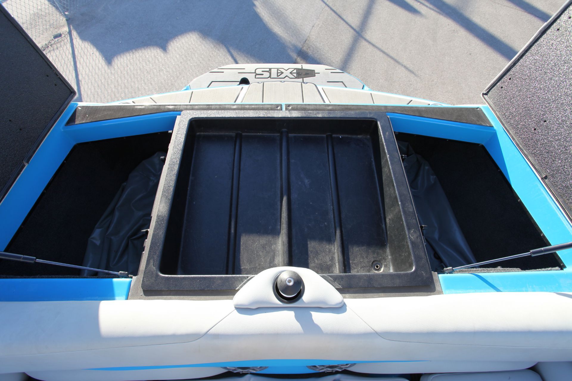 2019 Axis A24 - 14