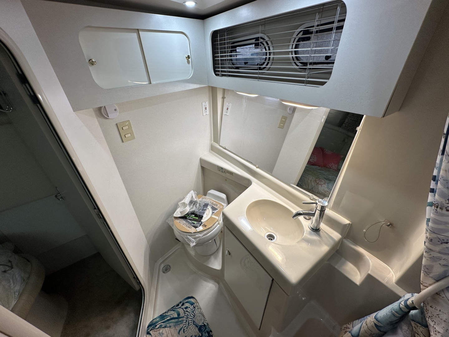 1998 Cruisers Yachts 3650 Aft Cabin - Image 54