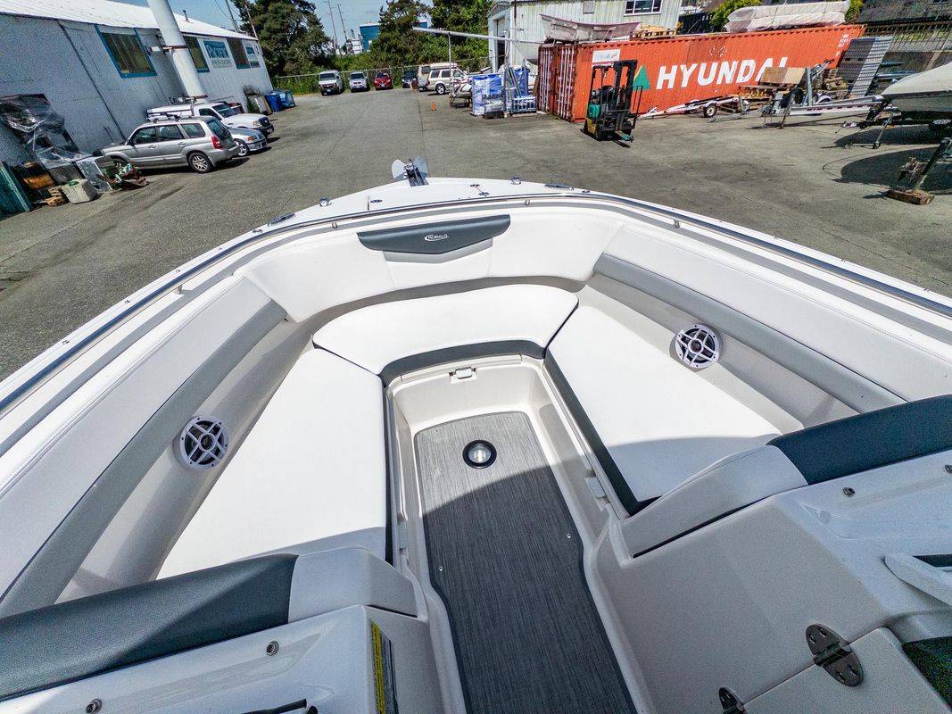 2021 Robalo R247 - Image 12