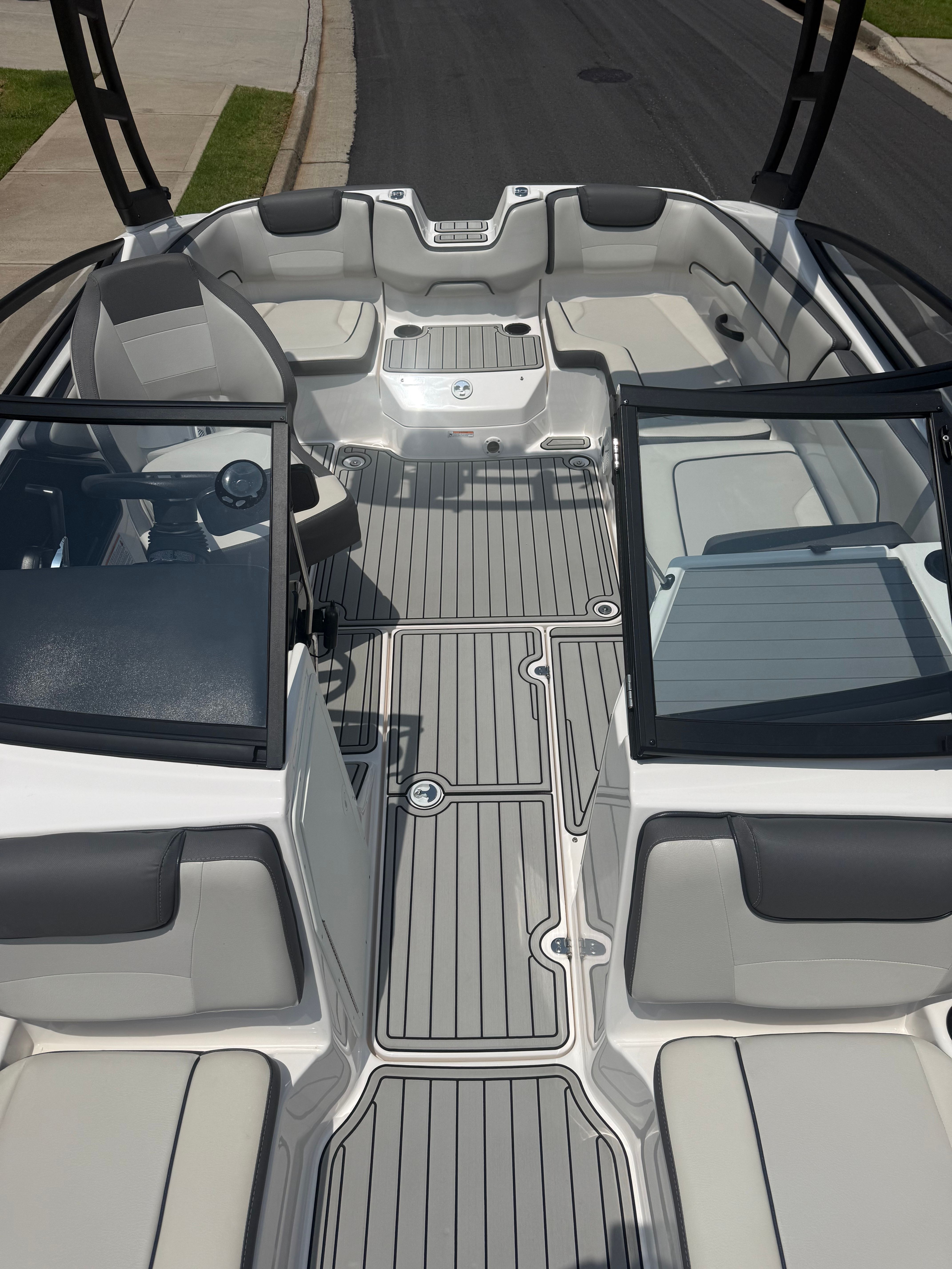 The image shows the cockpit of a 2023 Yamaha AR190 boat with gray flooring and black accents.