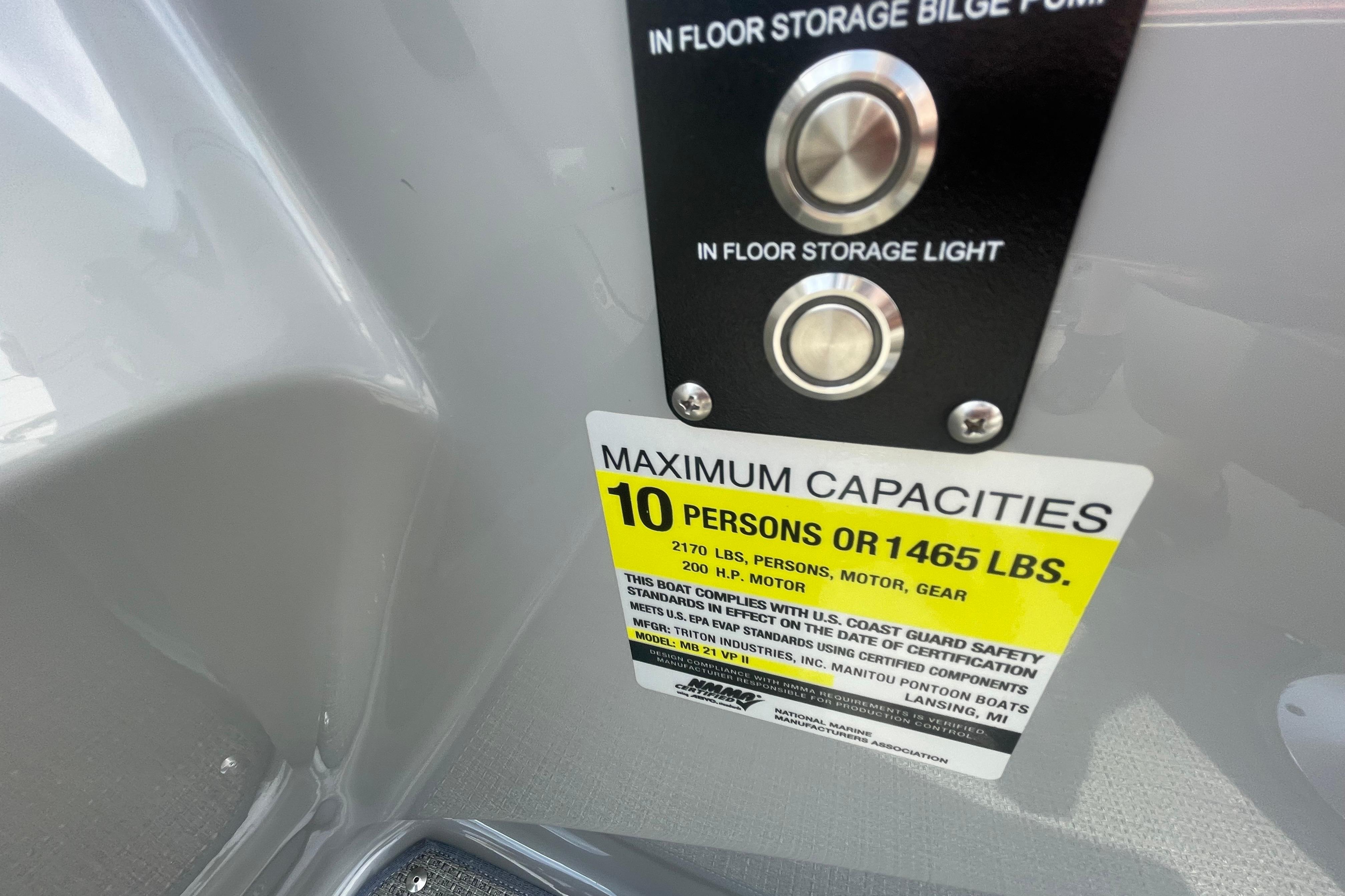 2022 Manitou 23 Oasis capacity label, showing maximum 10 persons or 1465 lbs.