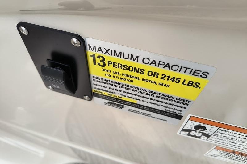 2017 Manitou 25 Oasis SE capacity label, maximum 13 persons or 2,145 lbs, 150 HP motor.