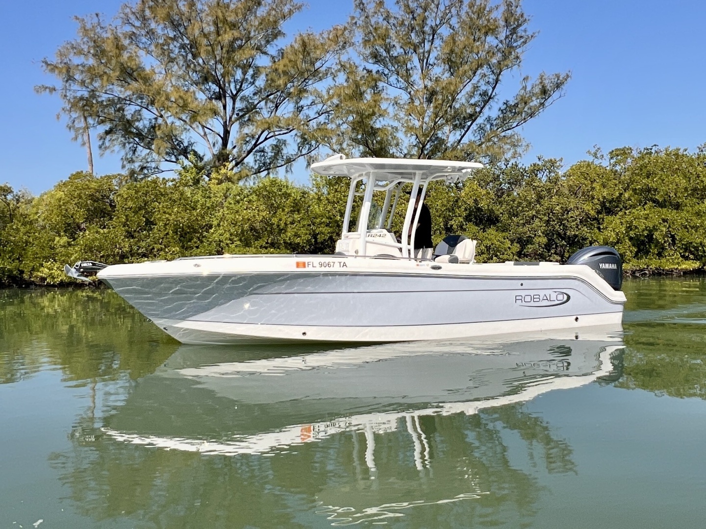 2021 Robalo R242 Explorer - Image 3