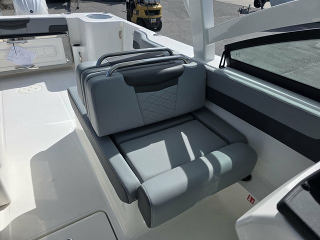2026 Robalo R277 - 10
