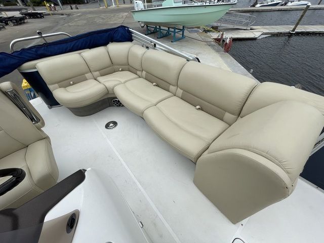 2019 SouthWind V23LC - 10