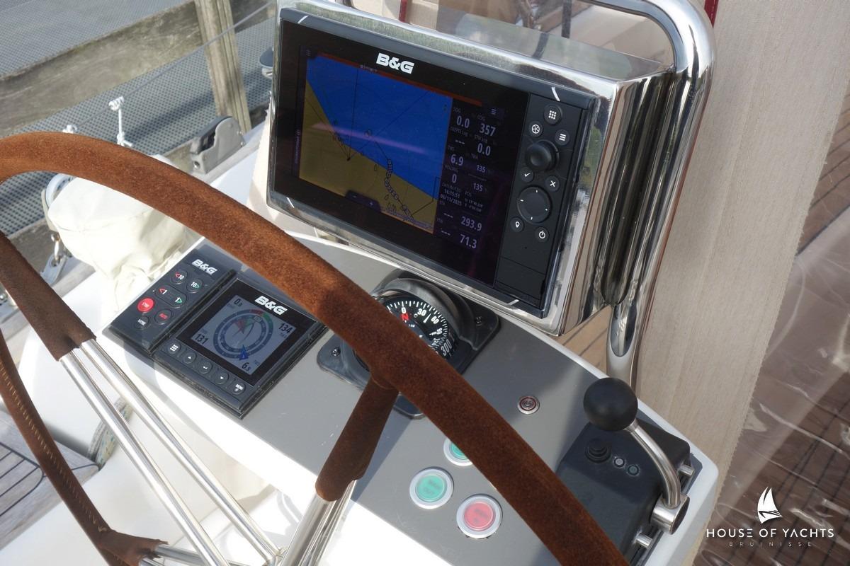 Steering console of 2007 Najad 440 AC yacht with navigation equipment.