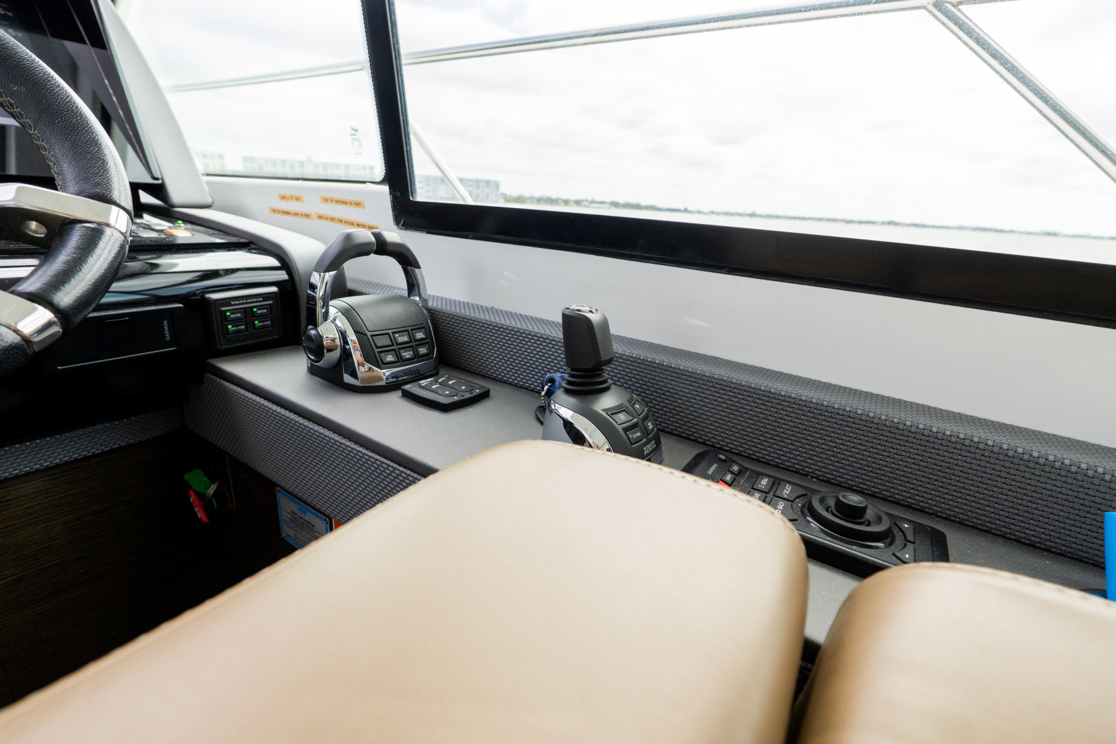 2018 Cruisers Yachts 50 CANTIUS - Image 45