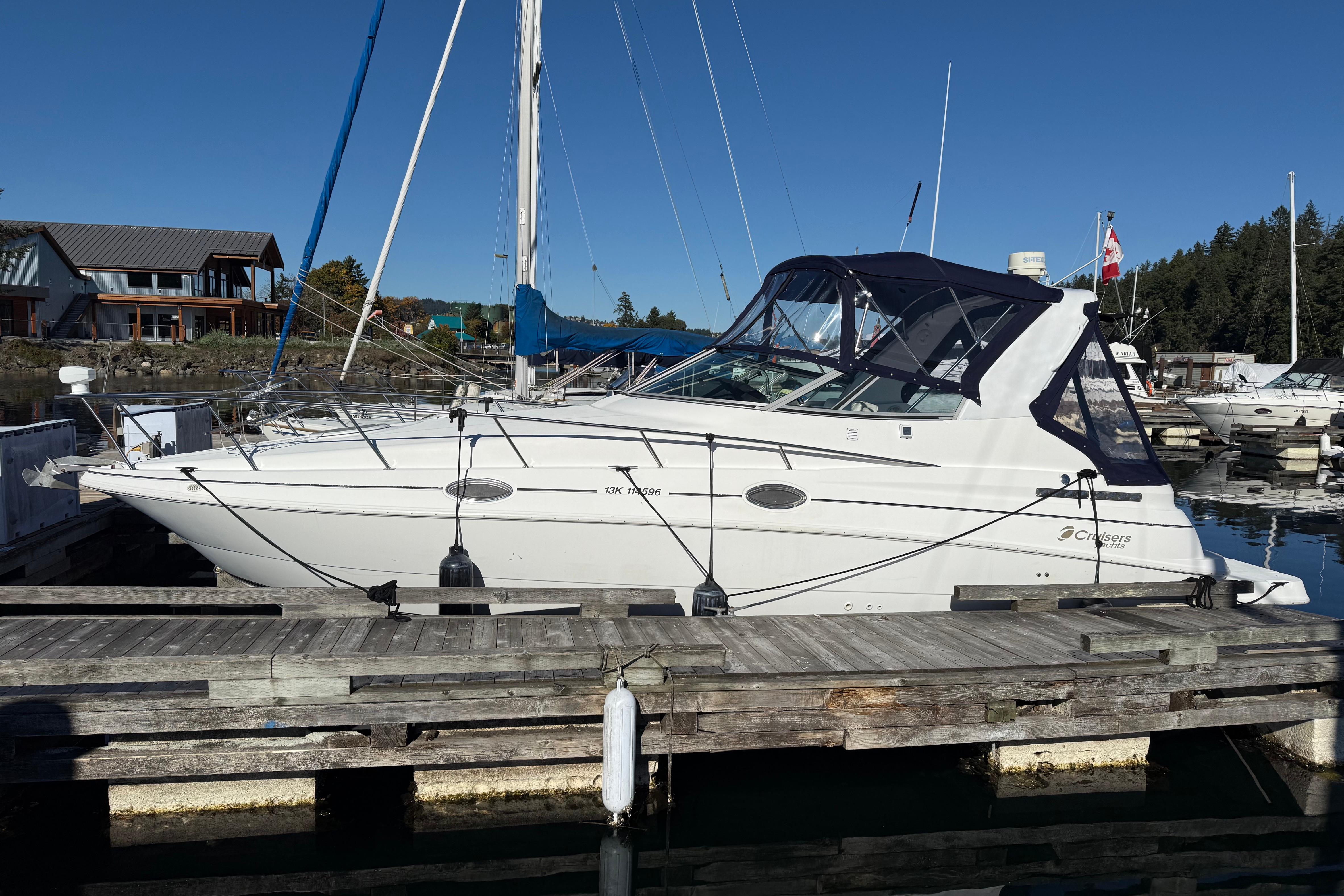 2000 Cruisers Yachts 2870 Express