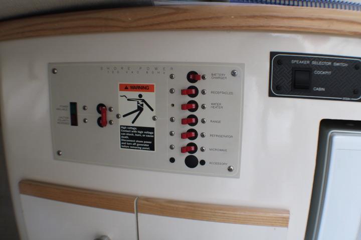 Control panel of a 1998 Bayliner 2655 Ciera Sunbridge boat with warning label.